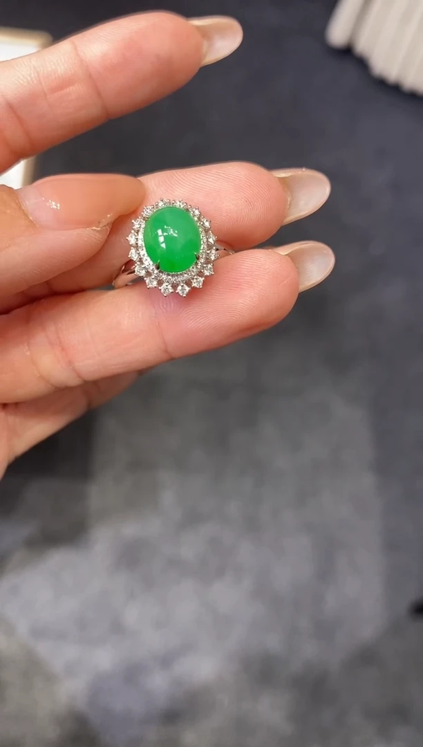 18K金镶嵌戒指翡翠戒指