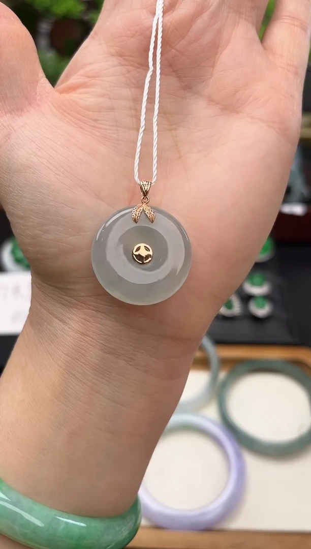 颈饰18K金镶嵌翡翠吊坠