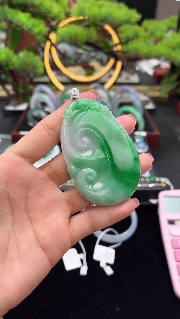 颈饰18K金镶嵌翡翠吊坠