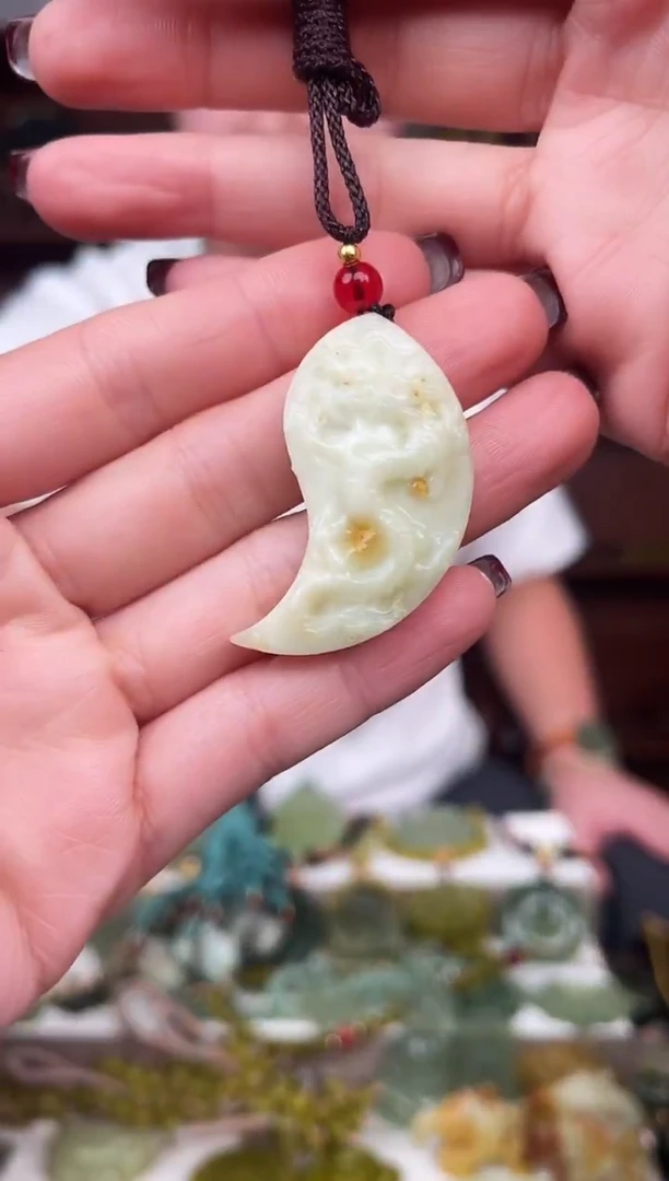 未镶嵌蛇纹石玉颈饰`