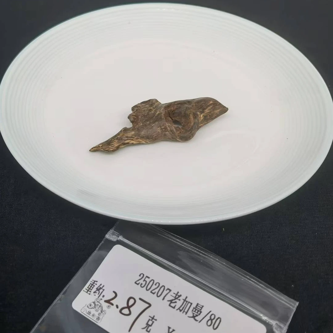 重约2.87克  250207老加曼/80（挂）天然木艺