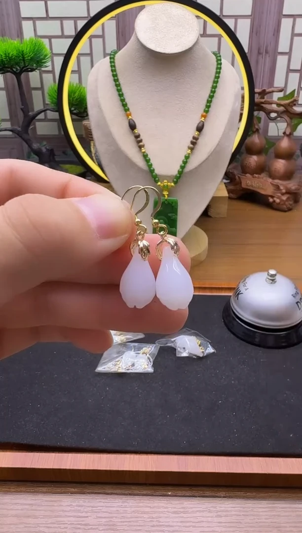 14K金镶嵌和田玉耳饰E162