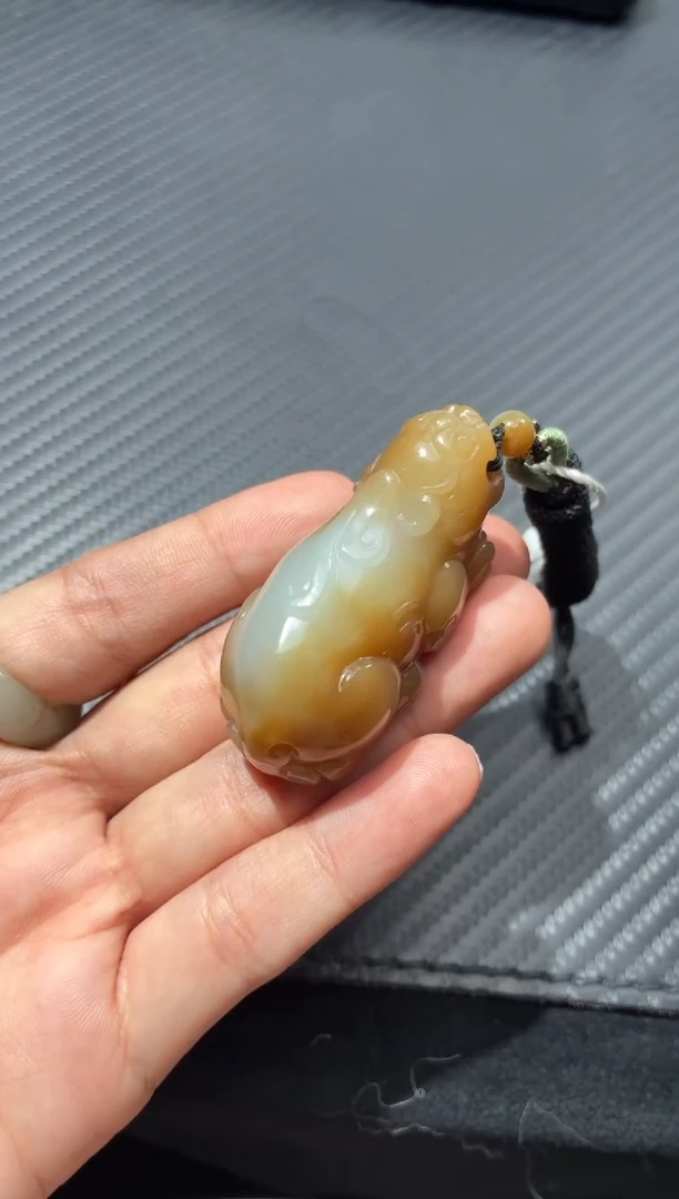 颈饰未镶嵌和田玉（糖玉）且末金山糖白貔貅吊坠微色差