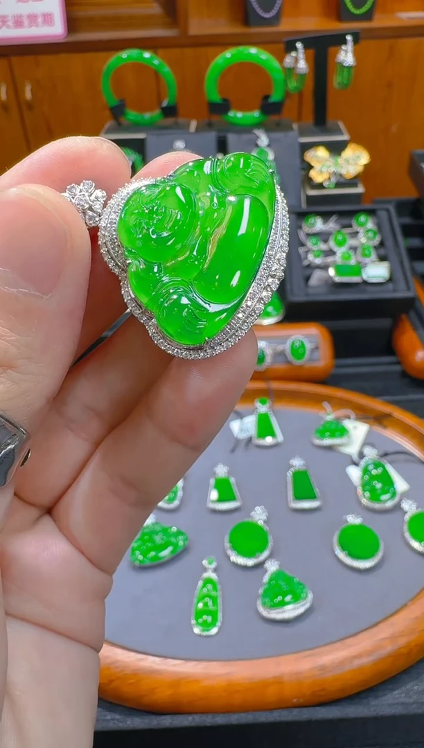 【闪购商品】翡翠吊坠(赠链)18K金镶嵌天然A货翡翠