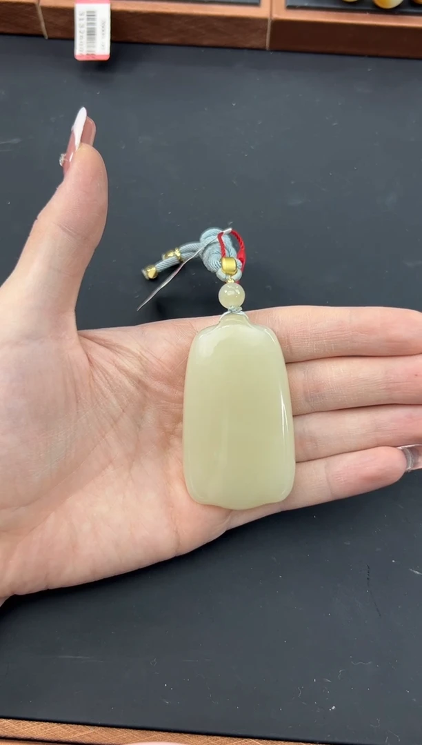 【闪购商品】和田玉吊坠(赠链)未镶嵌且末金山微色差吊坠
