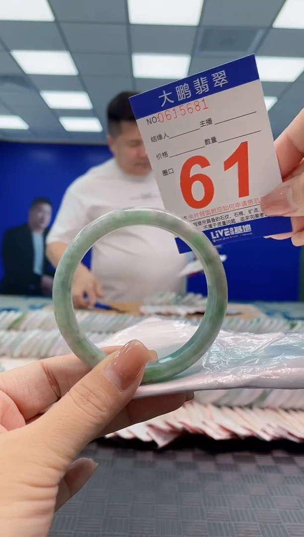 翡翠手镯未镶嵌0515963622