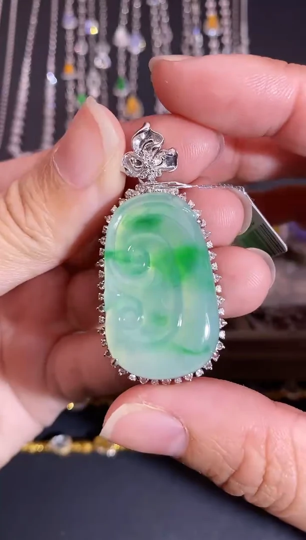 颈饰18K金镶嵌翡翠吊坠