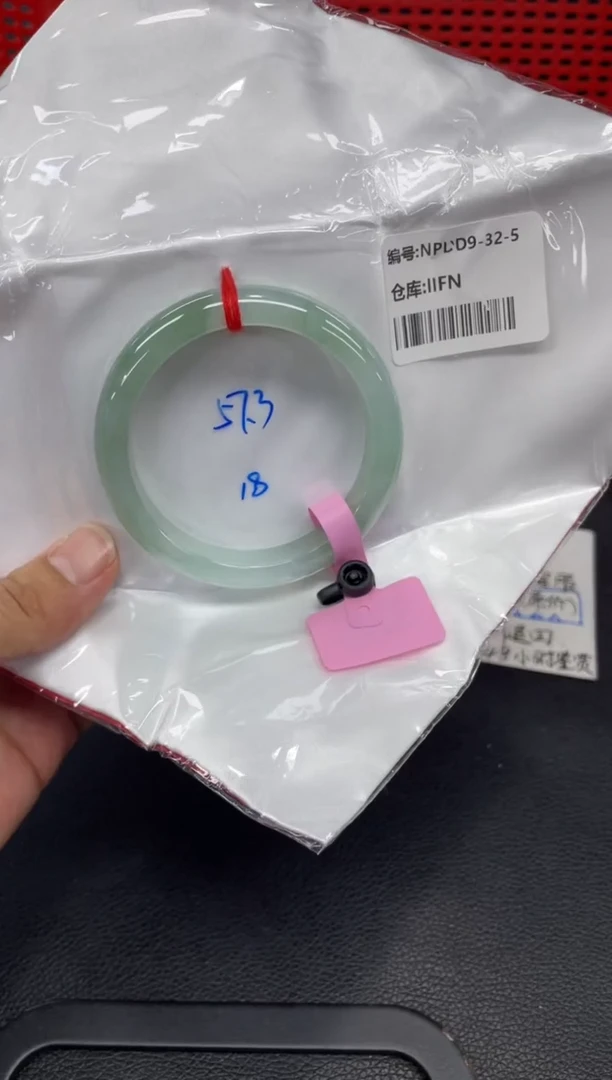 翡翠手镯未镶嵌翡翠手镯