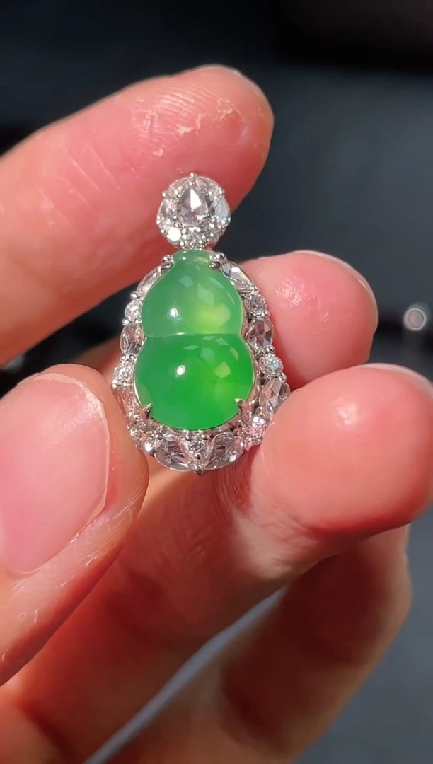 吊坠(不含链)18K金镶嵌翡翠葫芦吊坠