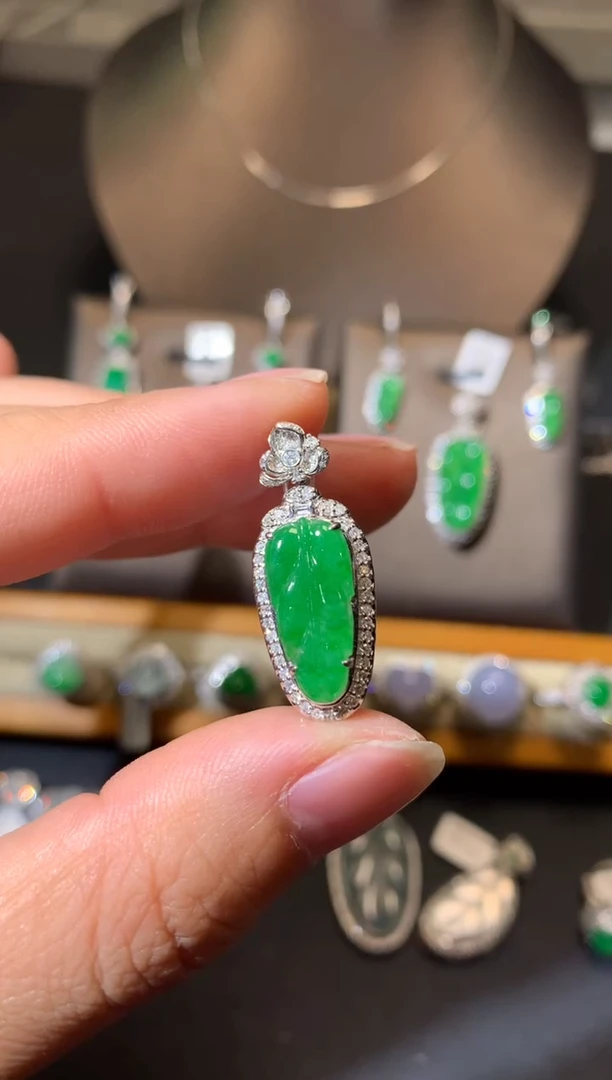 【闪购商品】翡翠吊坠(不含链)18K金镶嵌吊坠