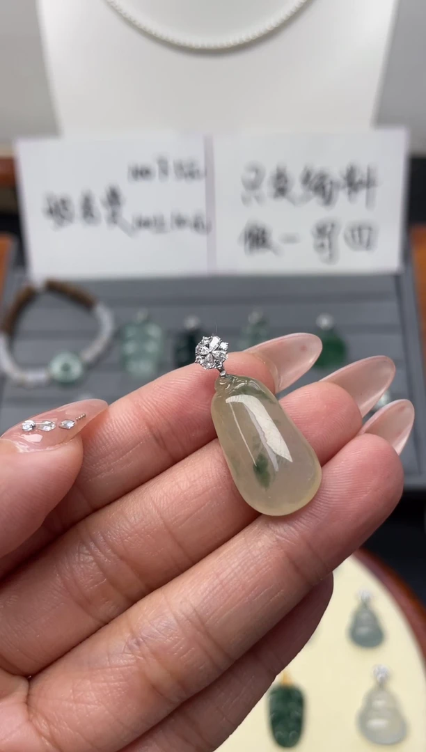 颈饰18K金镶嵌翡翠（37号链接）纯天然A货缅甸翡翠福瓜吊坠