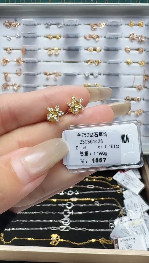 耳饰18K金镶嵌钻石耳钉