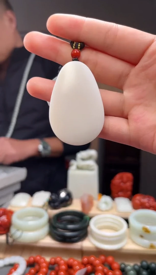 颈饰未镶嵌和田玉吊坠