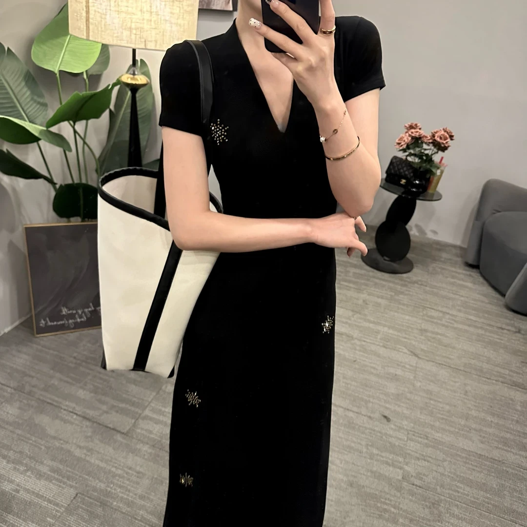 2025夏季法式黑色修身长裙女夏日风小妈裙子女千金名媛感v领裙子