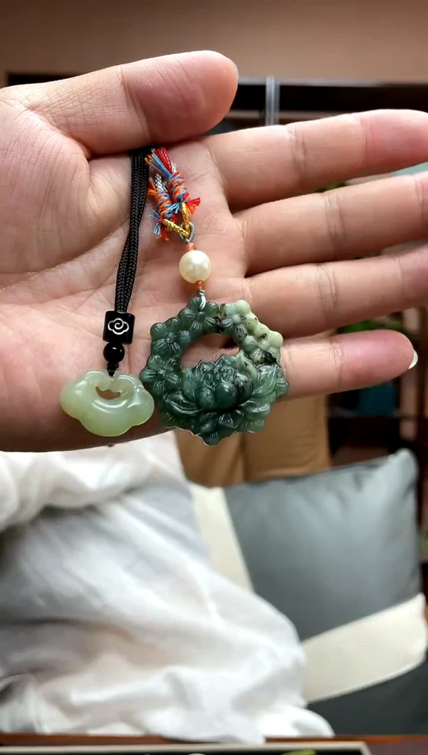 岫玉未镶嵌吊坠·