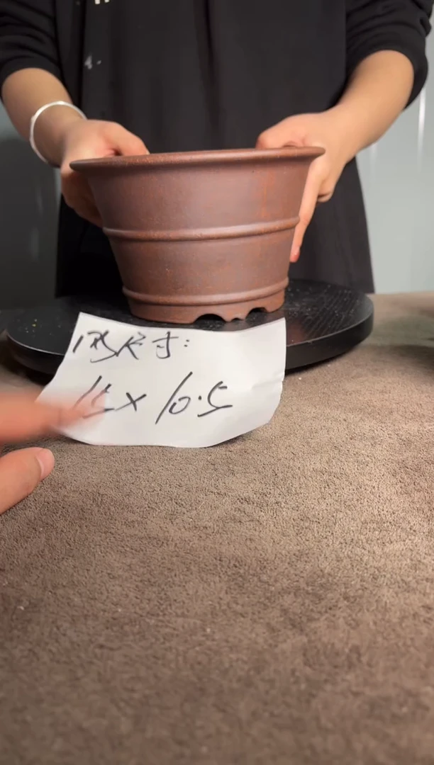 A宜兴紫砂小花盆