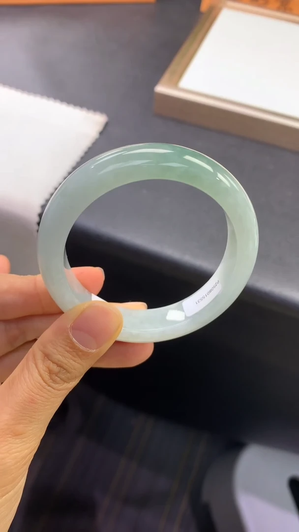 未镶嵌手镯翡翠退货需手镯吊牌标签完好 52