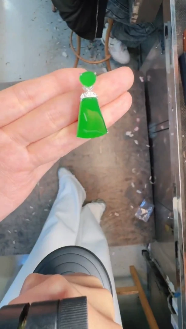 未镶嵌定制翡翠A货有轻微色差属于正常现象，无事牌1