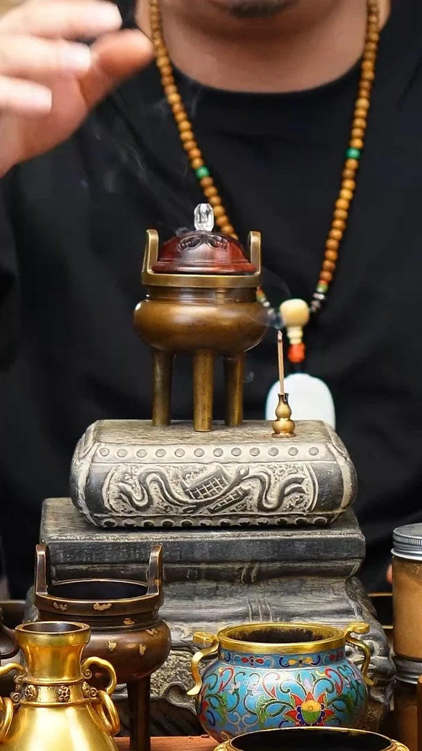 炉天下三足鼎带盖子