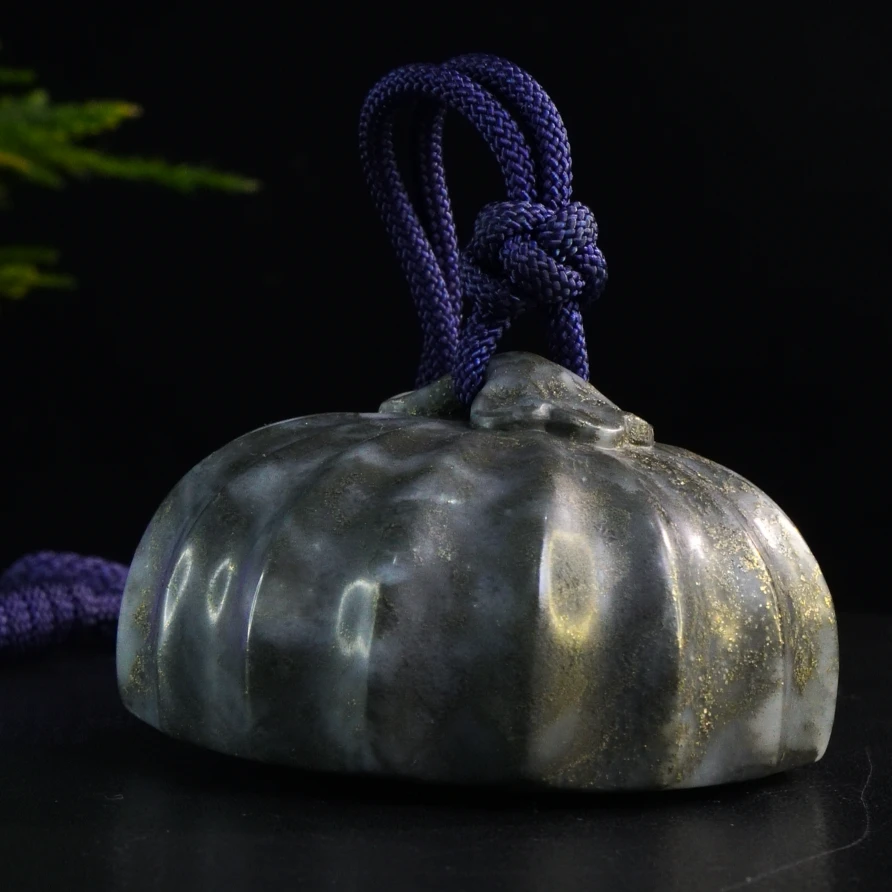 38寿山石金砂坑头镇纸雅玩310克7.3x7.3x4cm，1VT