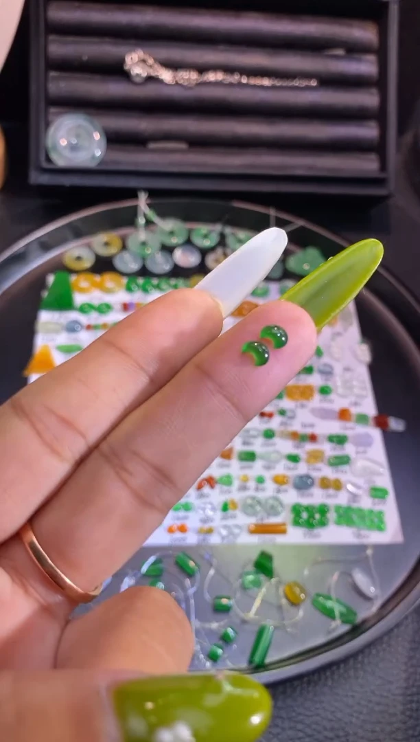 翡翠挂件未镶嵌月