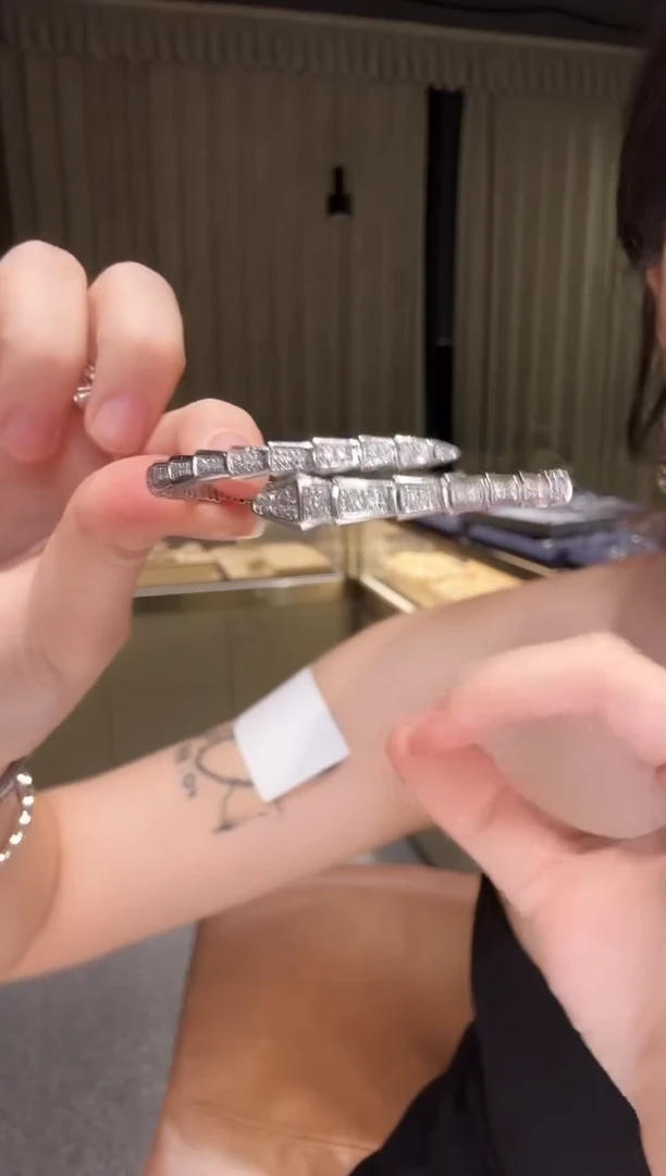 18K金镶嵌手镯钻石蛇手镯