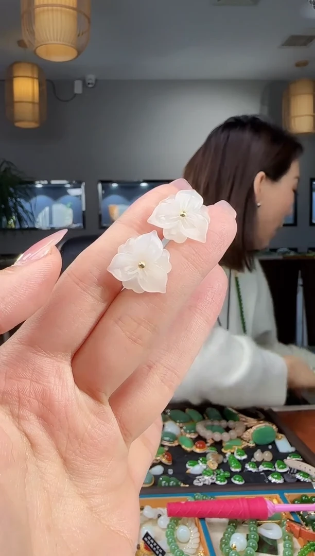 18K金镶嵌和田玉耳饰1