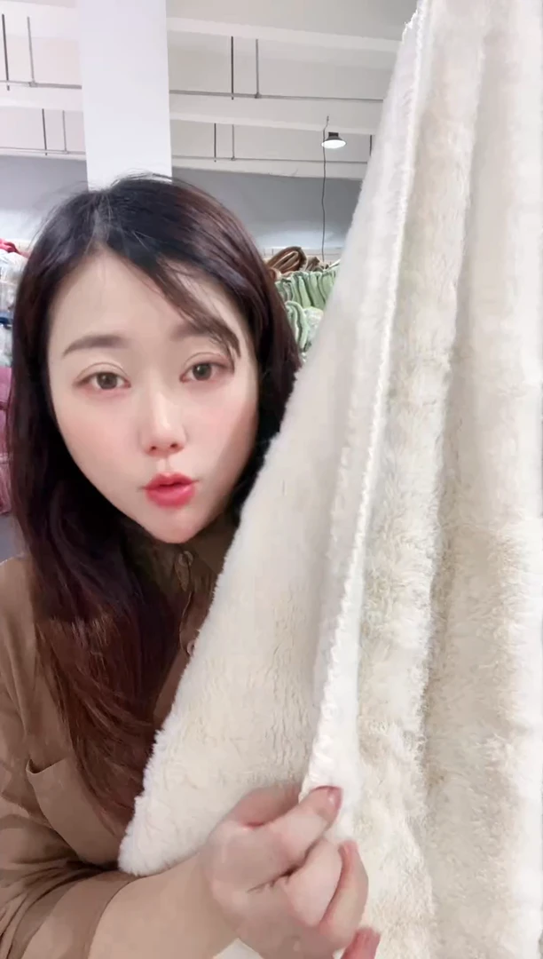 牛奶绒主播手上展示的产品