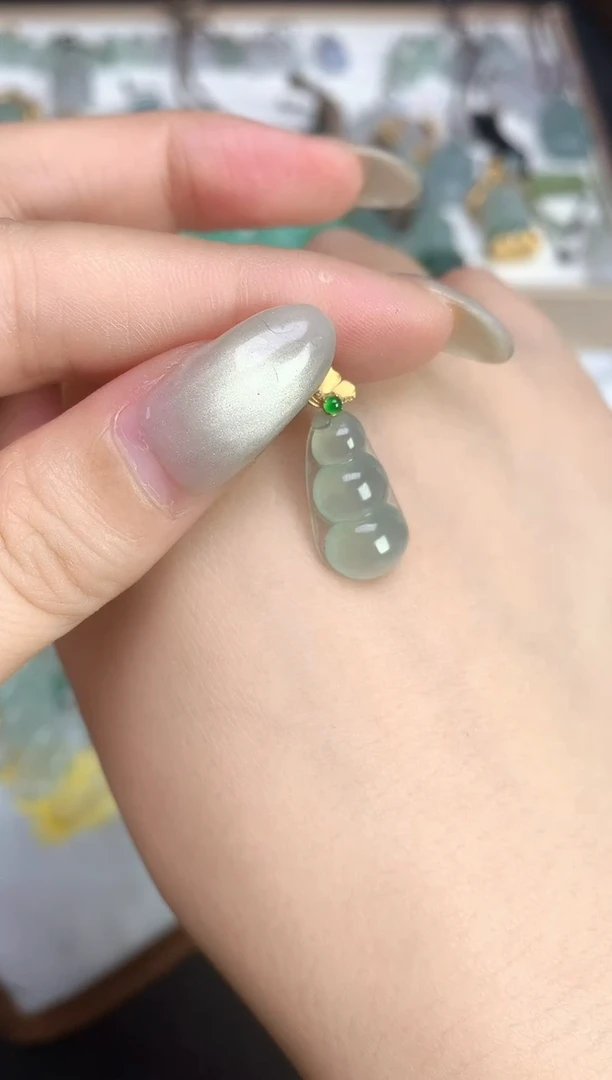 颈饰18K金镶嵌翡翠2025110701