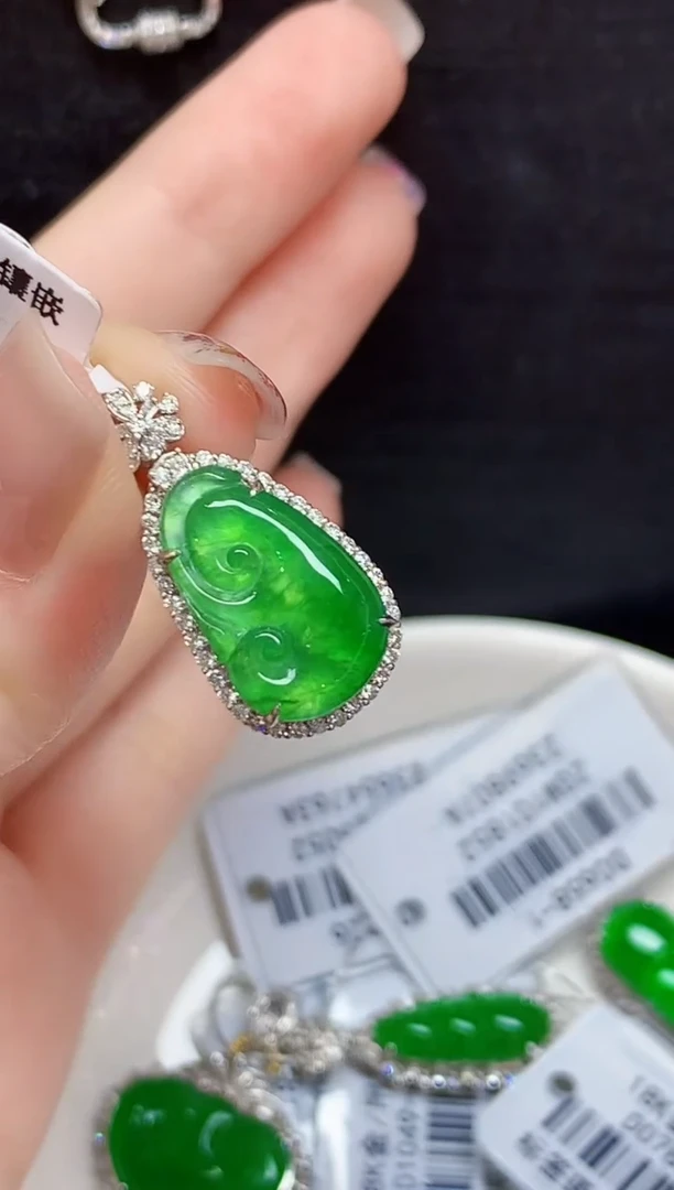 吊坠(不含链)18K金镶嵌翡翠DC多样性发其一