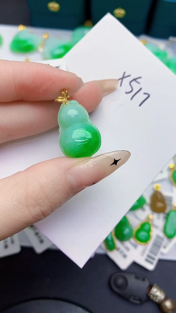 颈饰18K金镶嵌翡翠缅甸天然翡翠A货