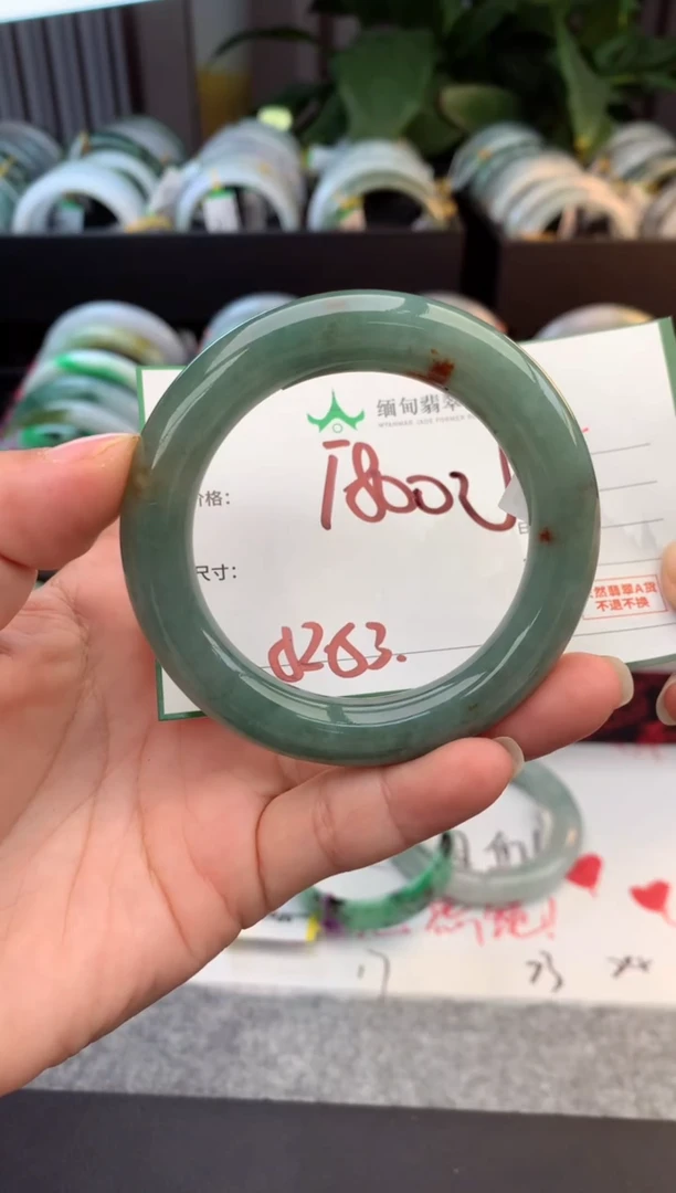 未镶嵌定制翡翠毛货需精细抛光+多人