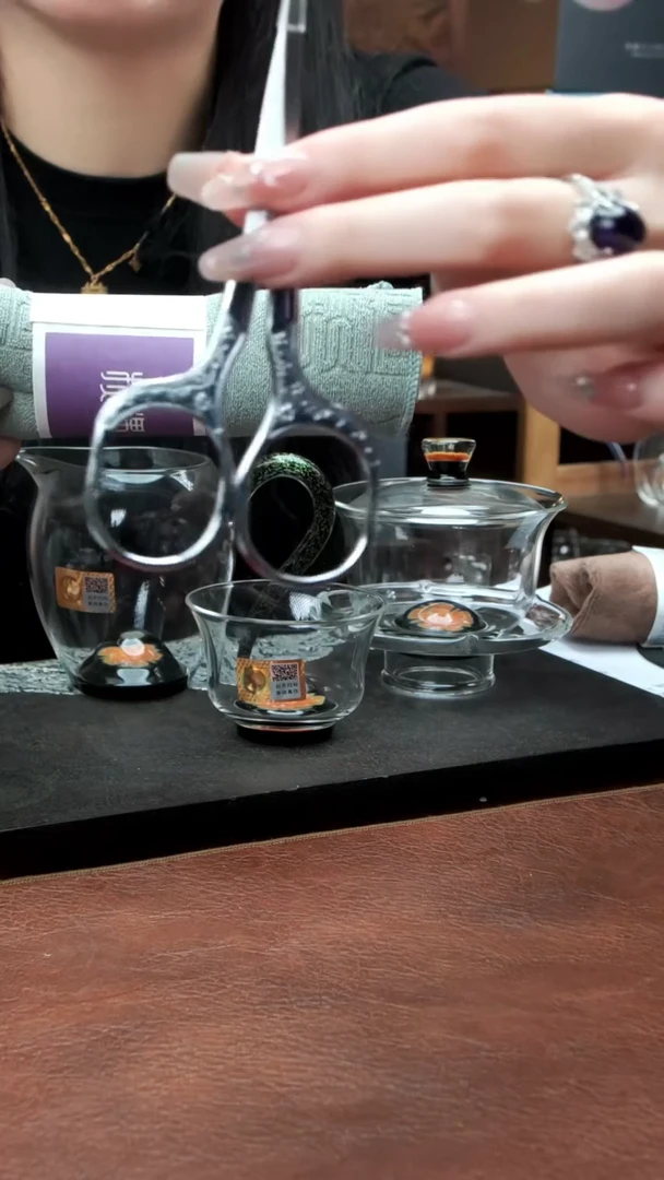 芳韵怡然黑金珀+清杯+沁莲盖碗+揽遇茶巾