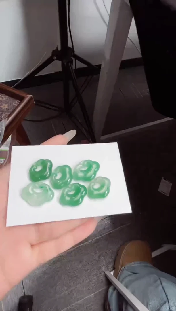 吊坠(赠链)未镶嵌石英质玉（非洲翠）22.202祥云锁