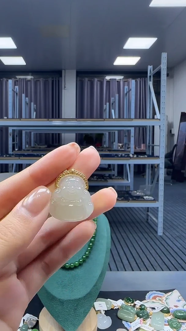 18K金镶嵌和田玉挂件1