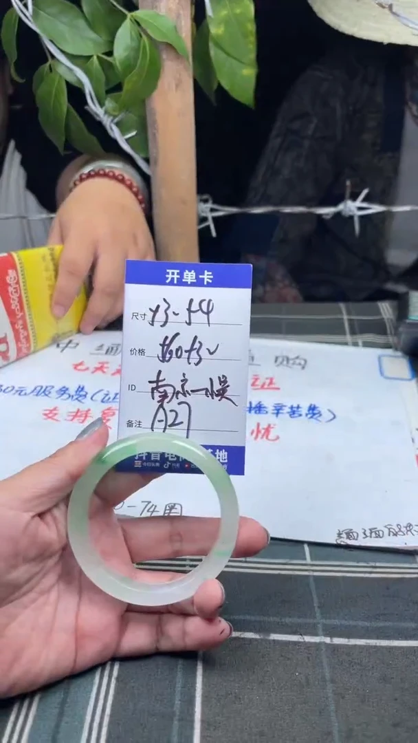 无非金属南****产缅区原矿手镯手工艺现场