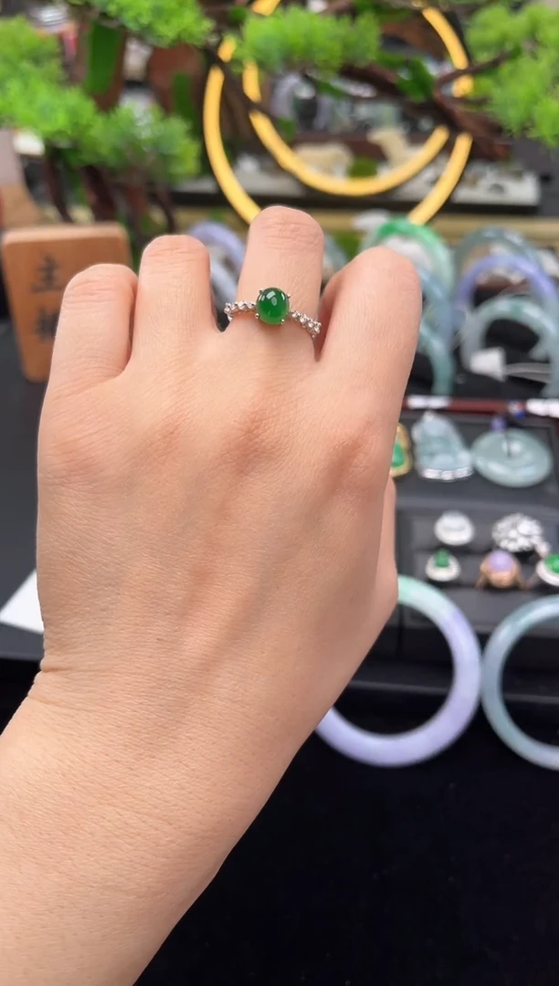 18K金镶嵌戒指翡翠戒指