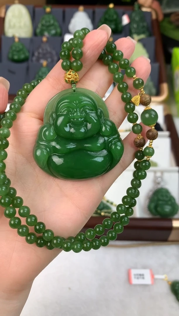 颈饰18K金镶嵌和田玉吊坠50mm