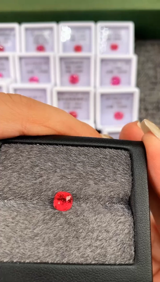 未镶嵌裸石定制尖晶石某*人枕型 色调 1.13ct