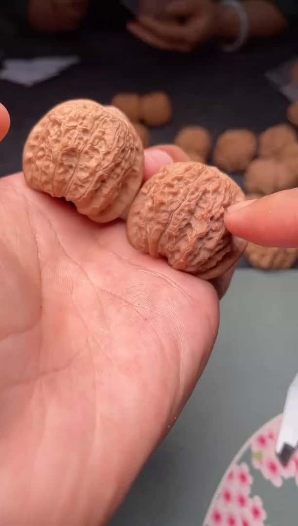 把件文玩核桃a287  血麒麟  35尺 一点点反油