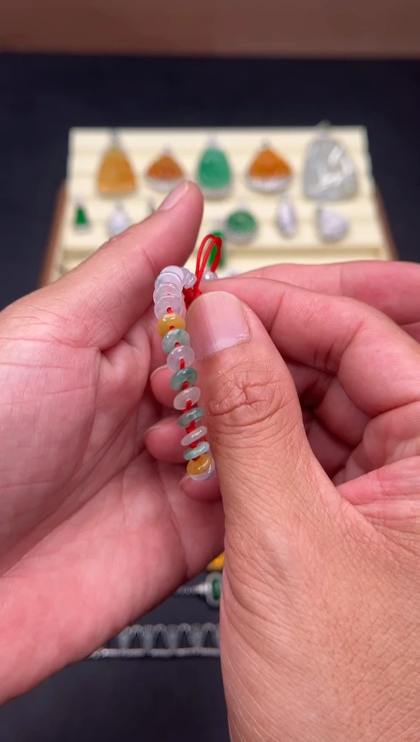 颈饰18K金镶嵌翡翠翡翠A货 闪购多样性