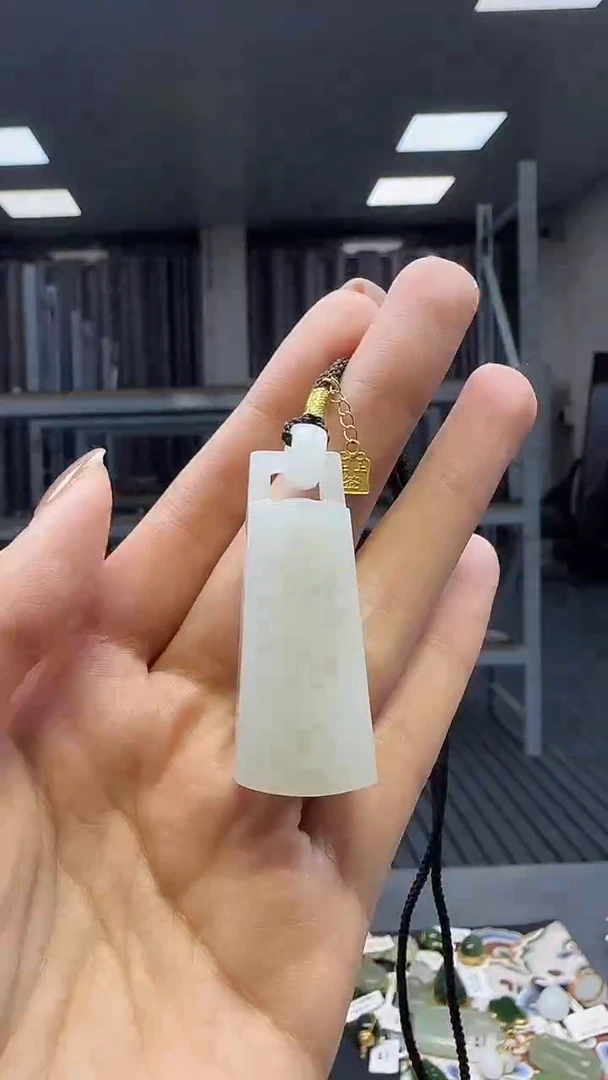 18K金镶嵌和田玉挂件1