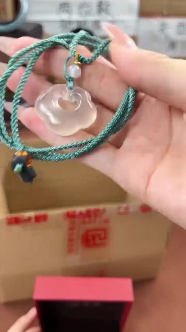 合金颈饰玛瑙/玉髓玉髓祥云锁挂坠