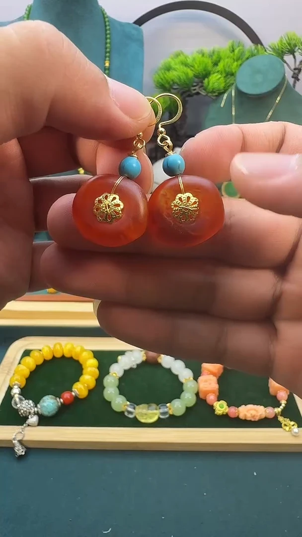 14K金镶嵌蜜蜡耳饰E137