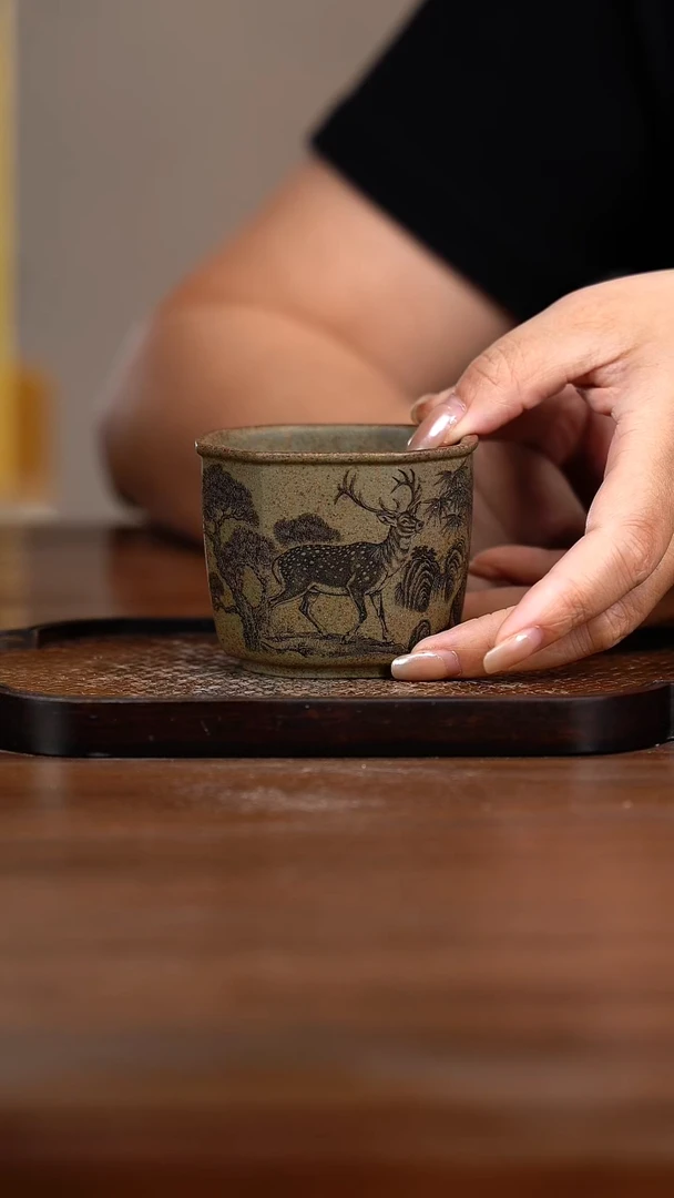 茶杯紫砂宜兴紫砂茶具龙背青泥料手工刻绘八方鹿杯YY