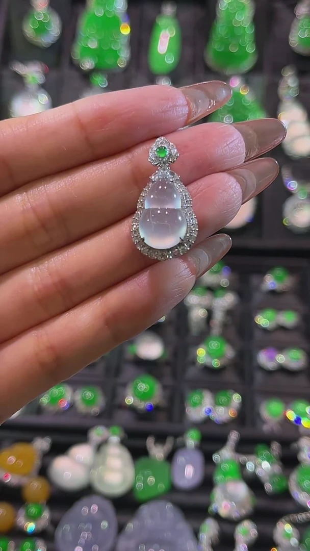 颈饰18K金镶嵌翡翠吊坠