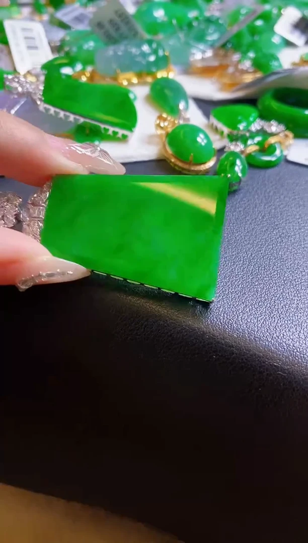 【闪购商品】翡翠颈饰18K金镶嵌无事牌