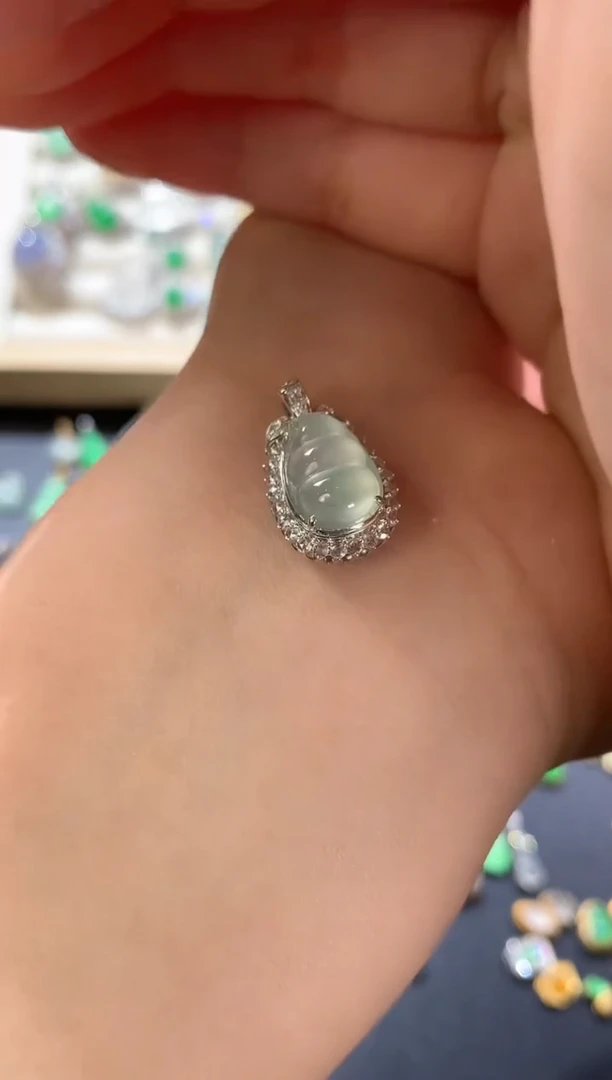 颈饰18K金镶嵌翡翠豆子