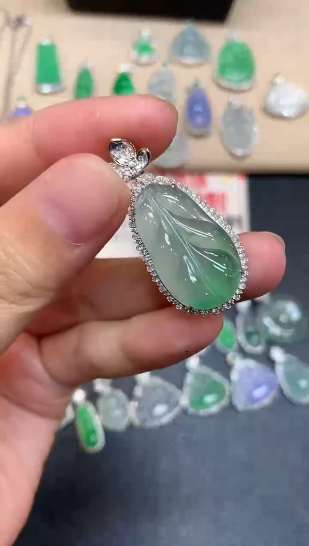 颈饰18K金镶嵌翡翠树叶【无服务费