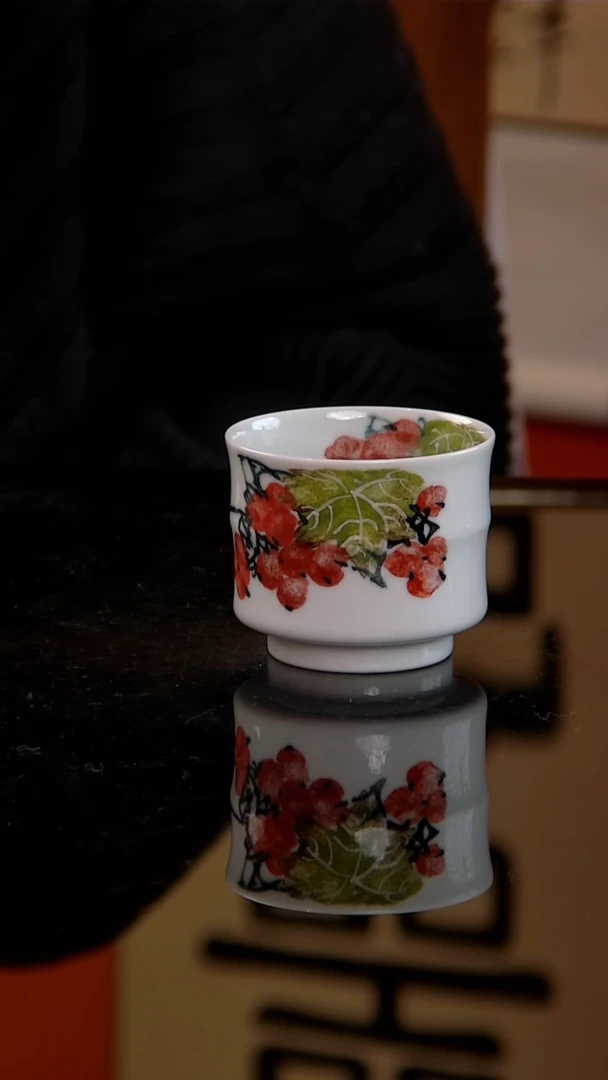 李华手绘釉中五彩红提竹节杯